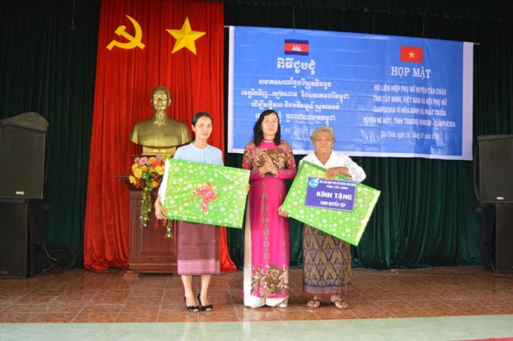 Họp mặt giữa Hội liên hiệp Phụ nữ huyện Tân Châu với Hội phụ nữ Campuchia vì hòa bình và phát triển quận Mê Mốt